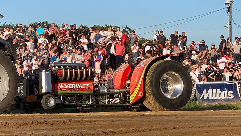 Tractor-Pulling-in-Bernay-04-s