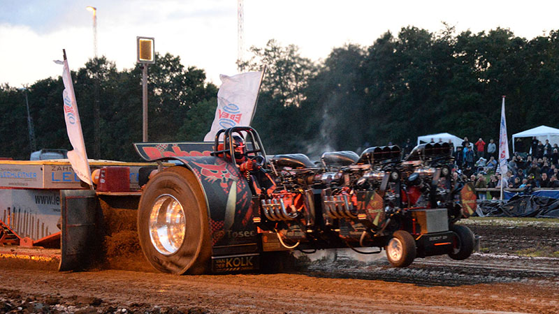 Tractor-Pulling-in-Brande-02-s