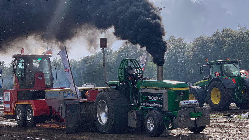 Tractor-Pulling-in-Brande-03-s